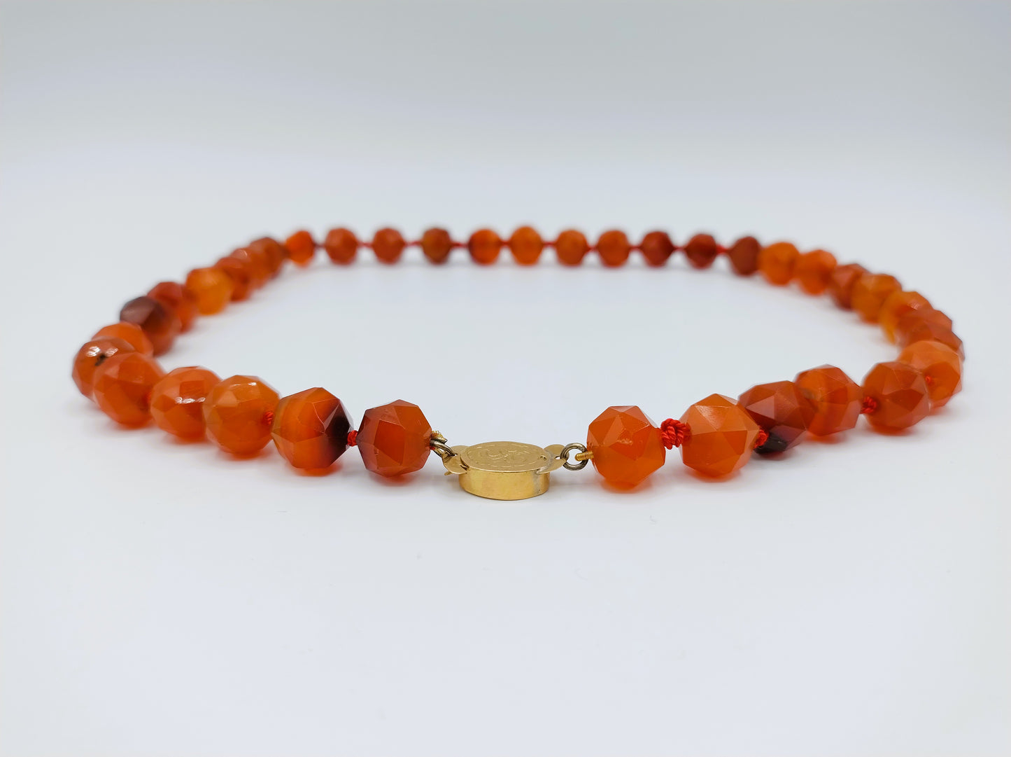 Carnelian necklace with gold clasp, 47 cm.