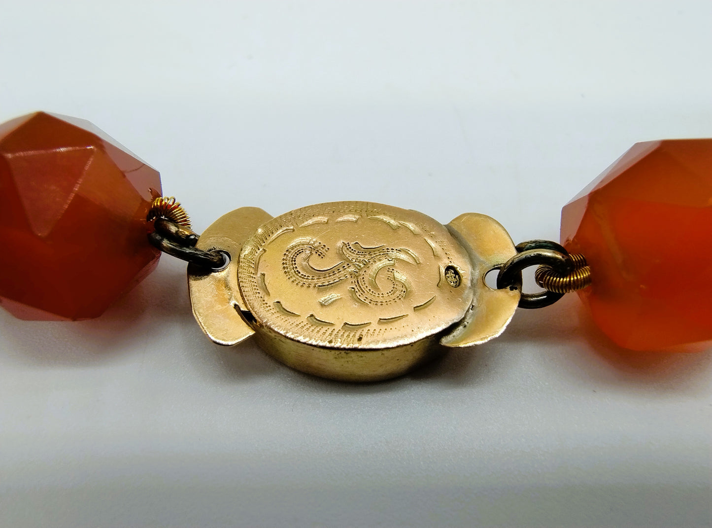 Carnelian necklace with gold clasp, 47 cm.