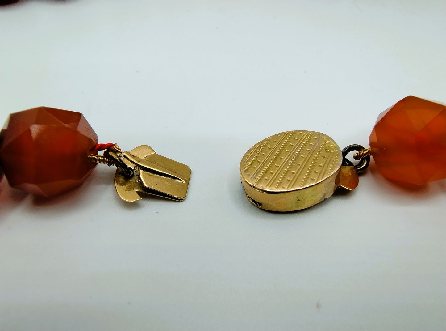 Carnelian necklace with gold clasp, 47 cm.