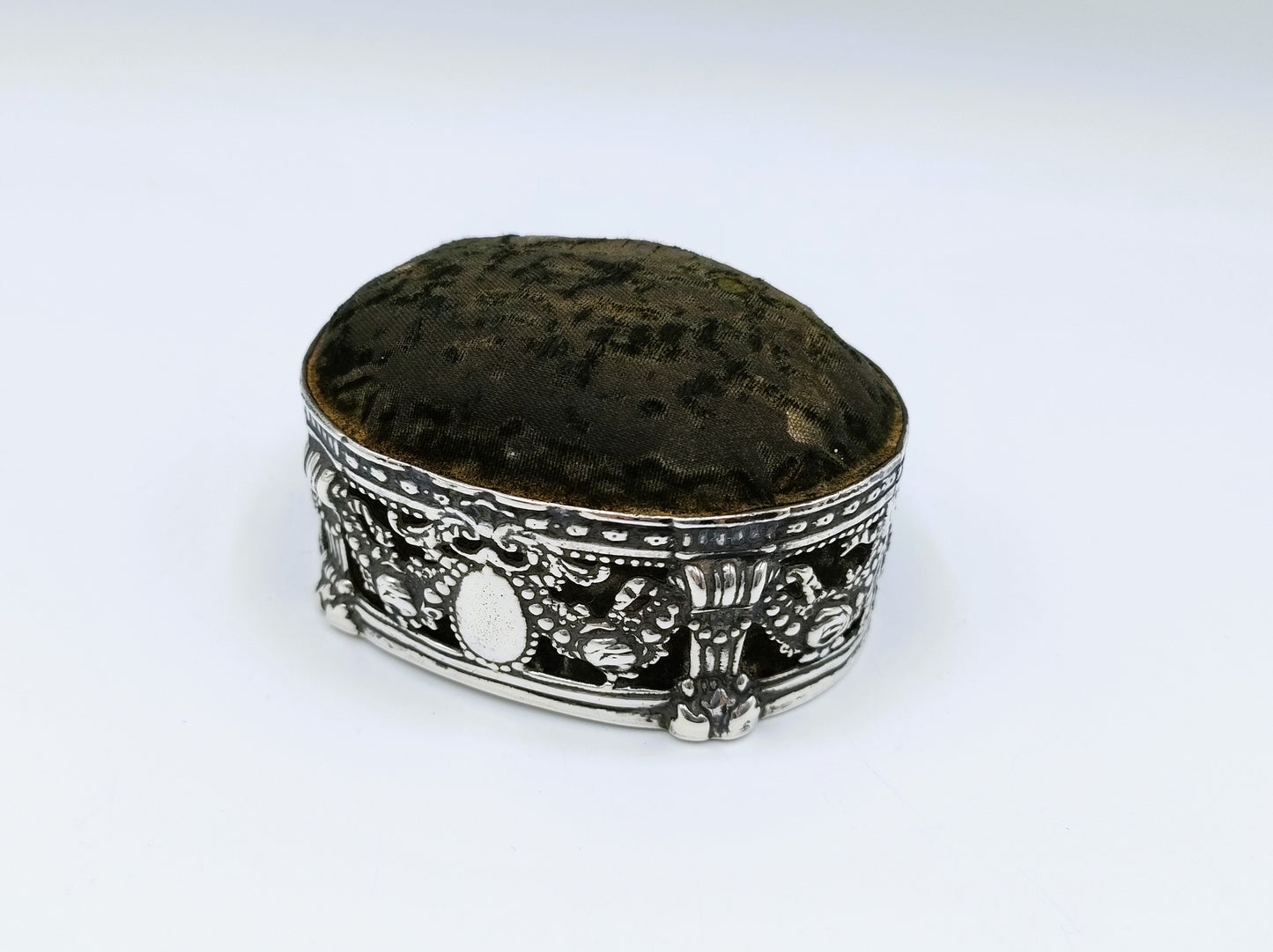 Speldenkussen met zilveren montuur, W. Comyns, Londen, 1880