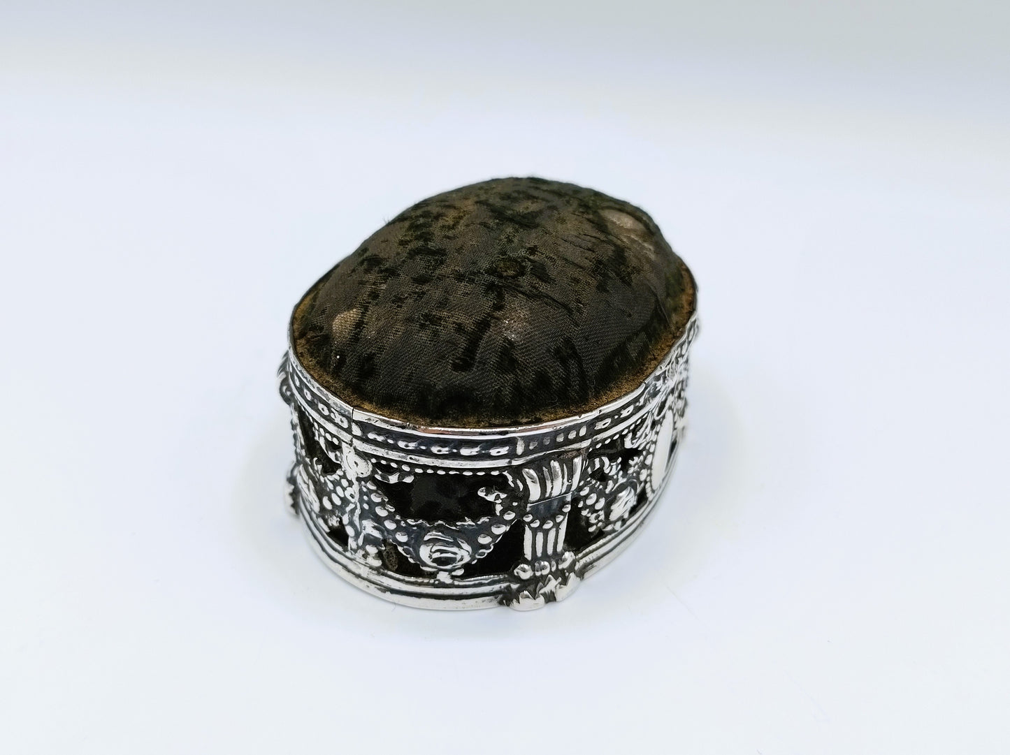 Speldenkussen met zilveren montuur, W. Comyns, Londen, 1880