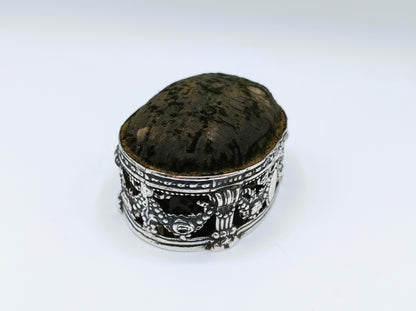 Speldenkussen met zilveren montuur, W. Comyns, Londen, 1880