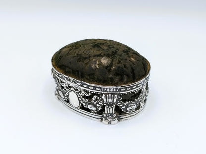 Speldenkussen met zilveren montuur, W. Comyns, Londen, 1880