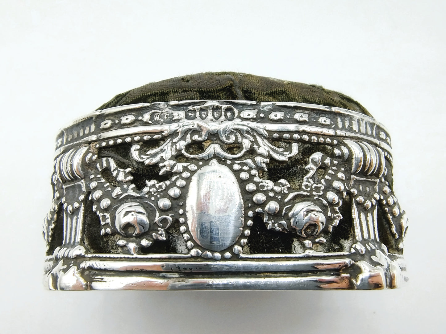 Speldenkussen met zilveren montuur, W. Comyns, Londen, 1880