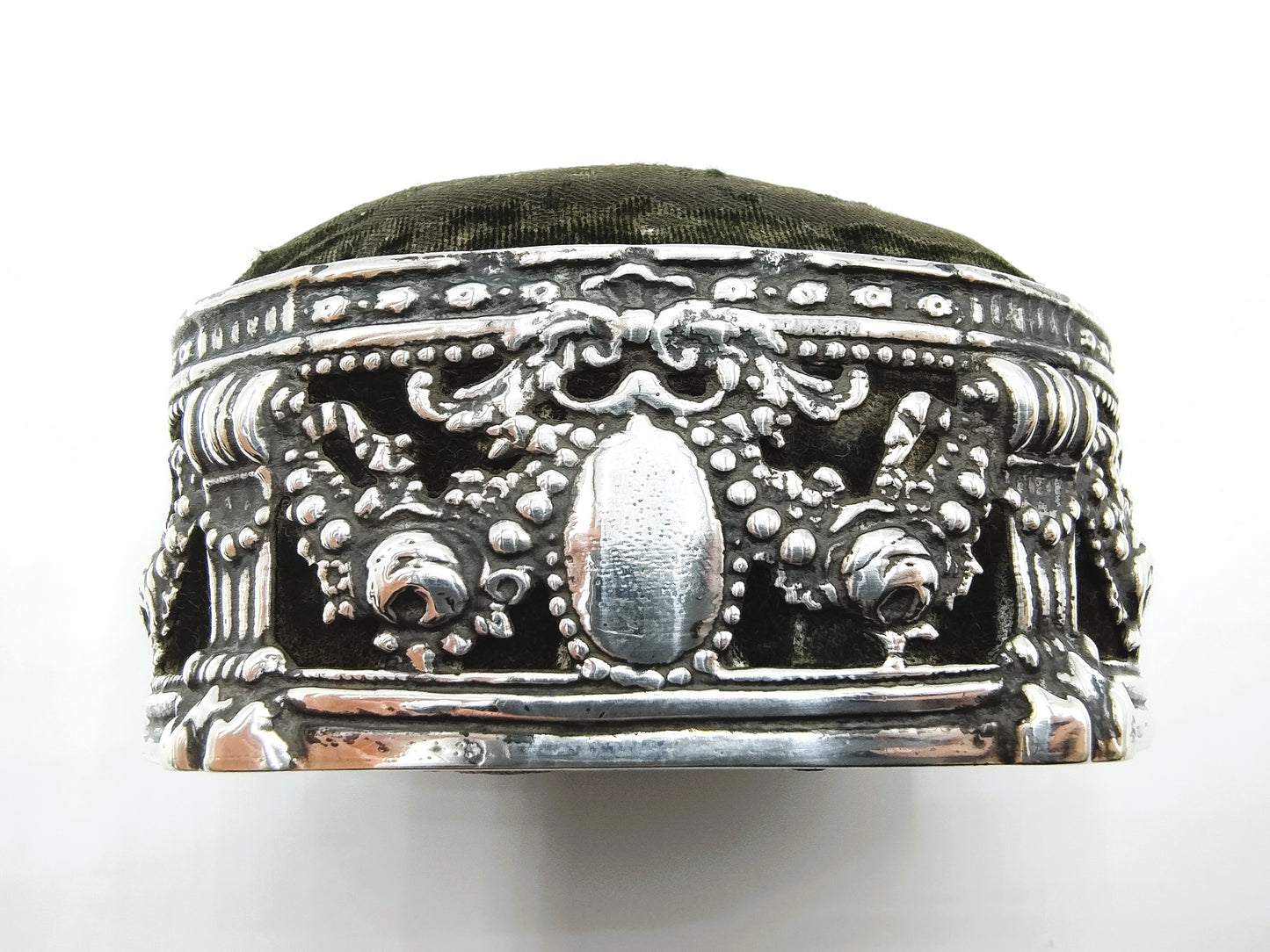 Speldenkussen met zilveren montuur, W. Comyns, Londen, 1880