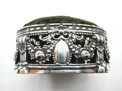 Speldenkussen met zilveren montuur, W. Comyns, Londen, 1880