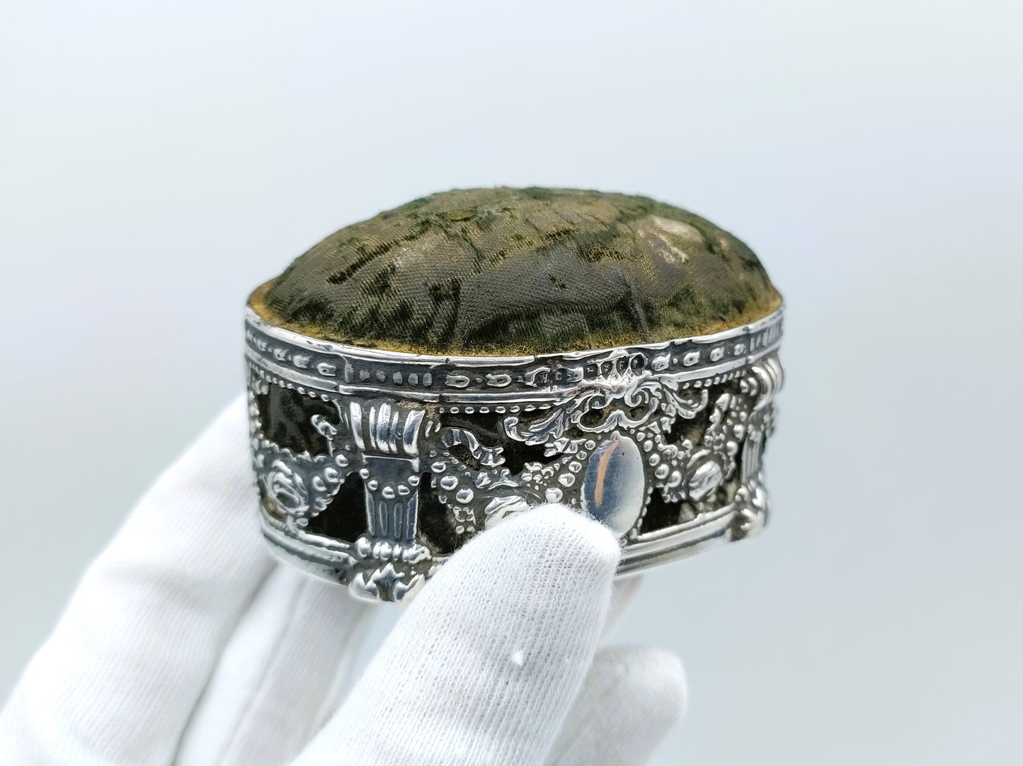 Speldenkussen met zilveren montuur, W. Comyns, Londen, 1880