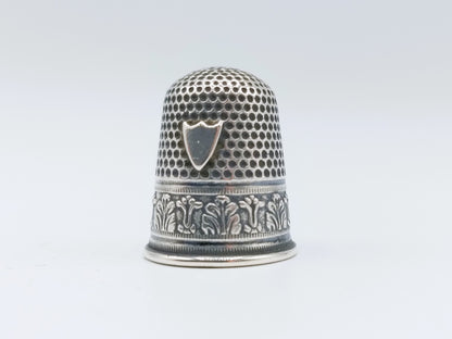 Zilveren vingerhoed met schildje