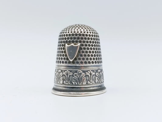 Zilveren vingerhoed met schildje