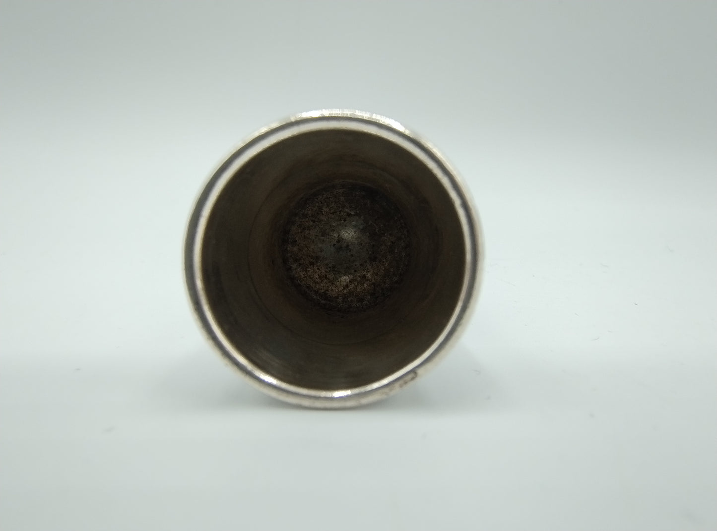 Zilveren vingerhoed met schildje