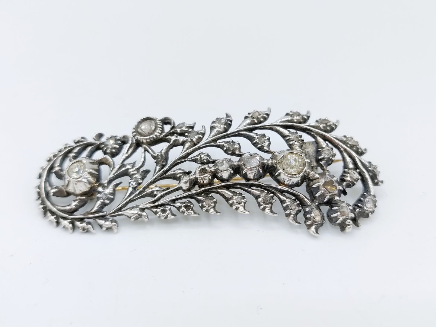 Zilveren veerbroche bezet met ca. 25 roosdiamanten, 19e eeuws