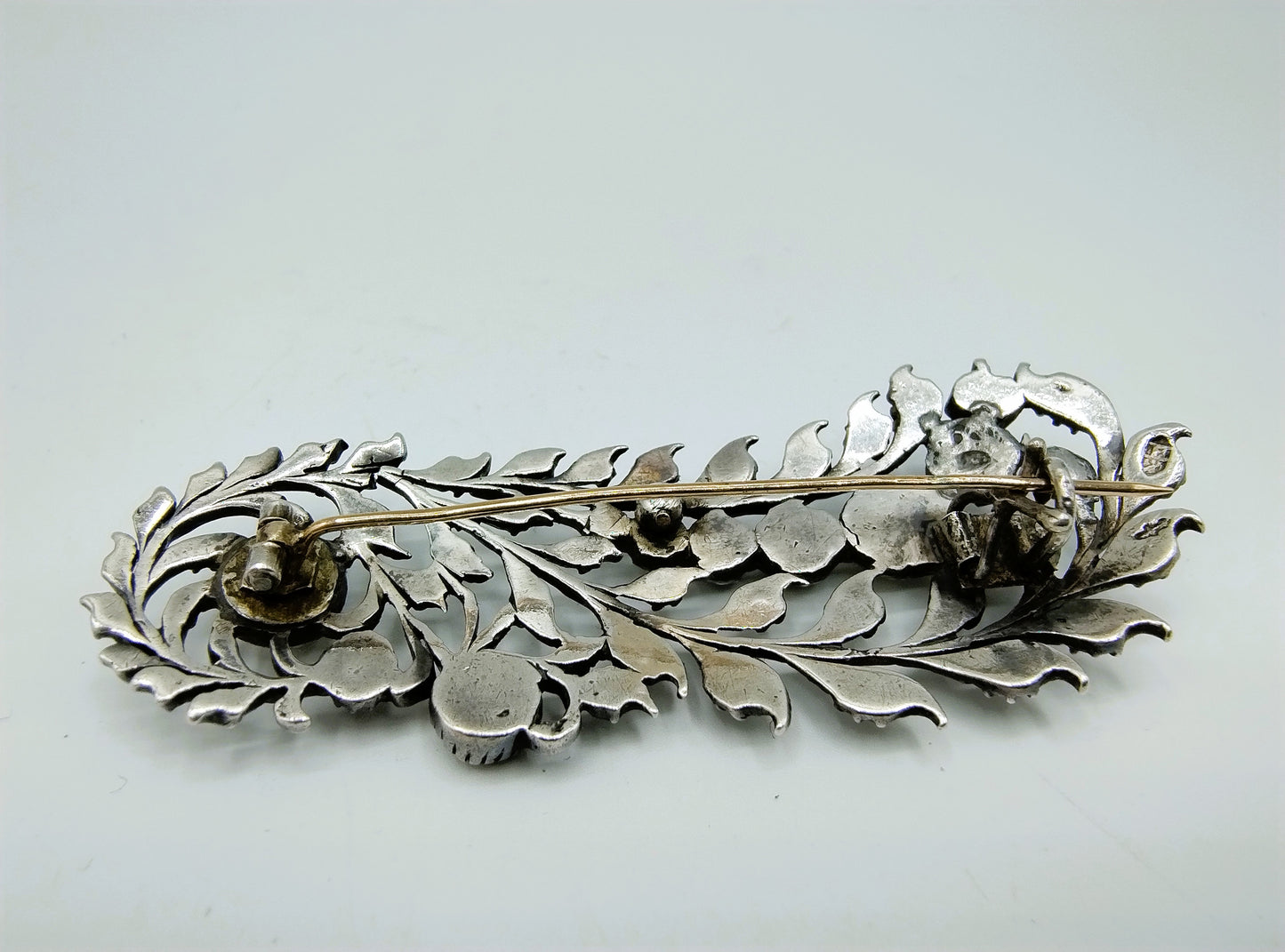 Zilveren veerbroche bezet met ca. 25 roosdiamanten, 19e eeuws