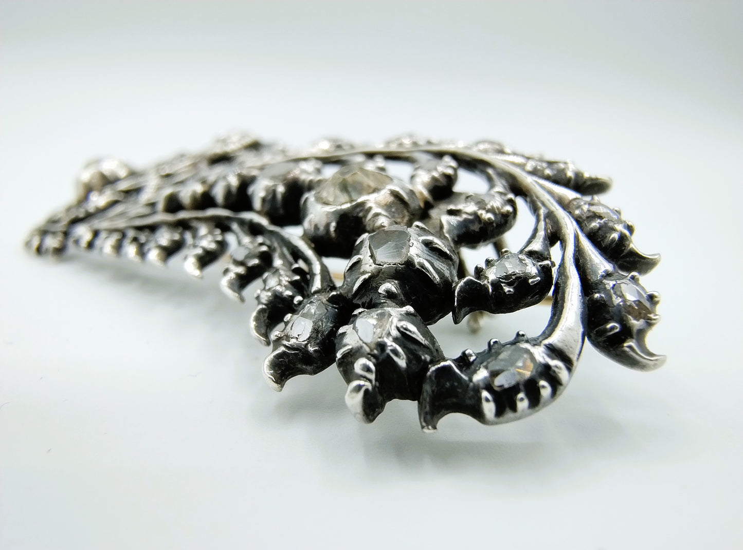 Zilveren veerbroche bezet met ca. 25 roosdiamanten, 19e eeuws