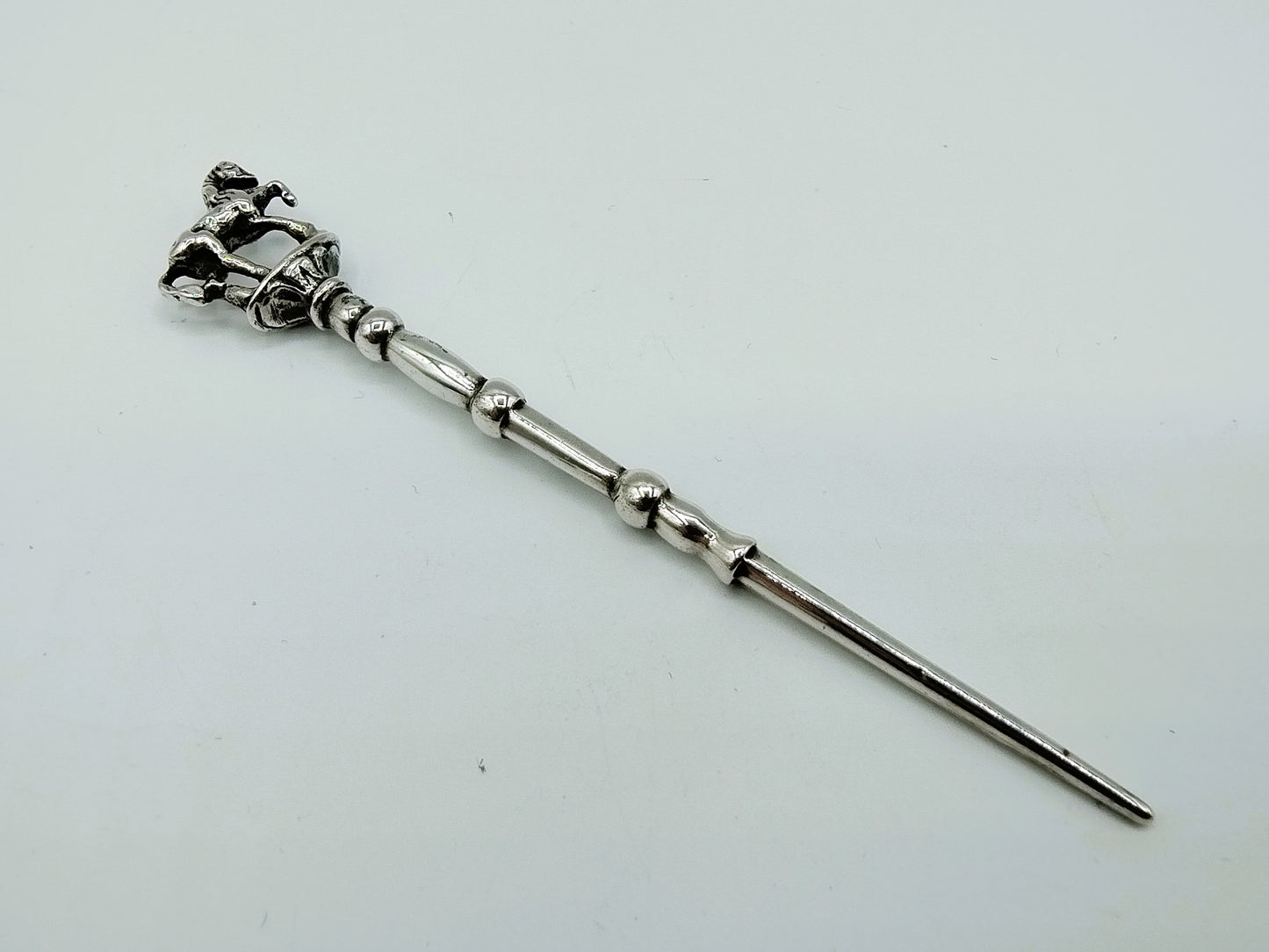 Zilveren pijpenwroeter met paard, 19e eeuws