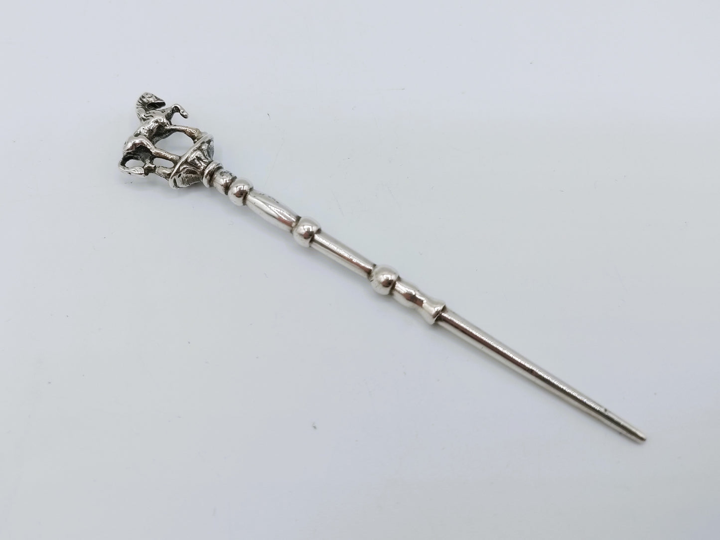 Zilveren pijpenwroeter met paard, 19e eeuws