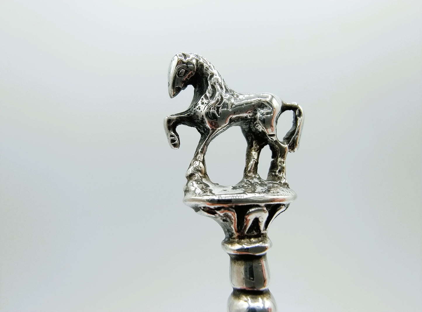 Zilveren pijpenwroeter met paard, 19e eeuws