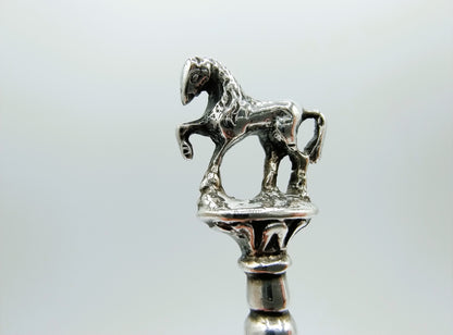 Zilveren pijpenwroeter met paard, 19e eeuws