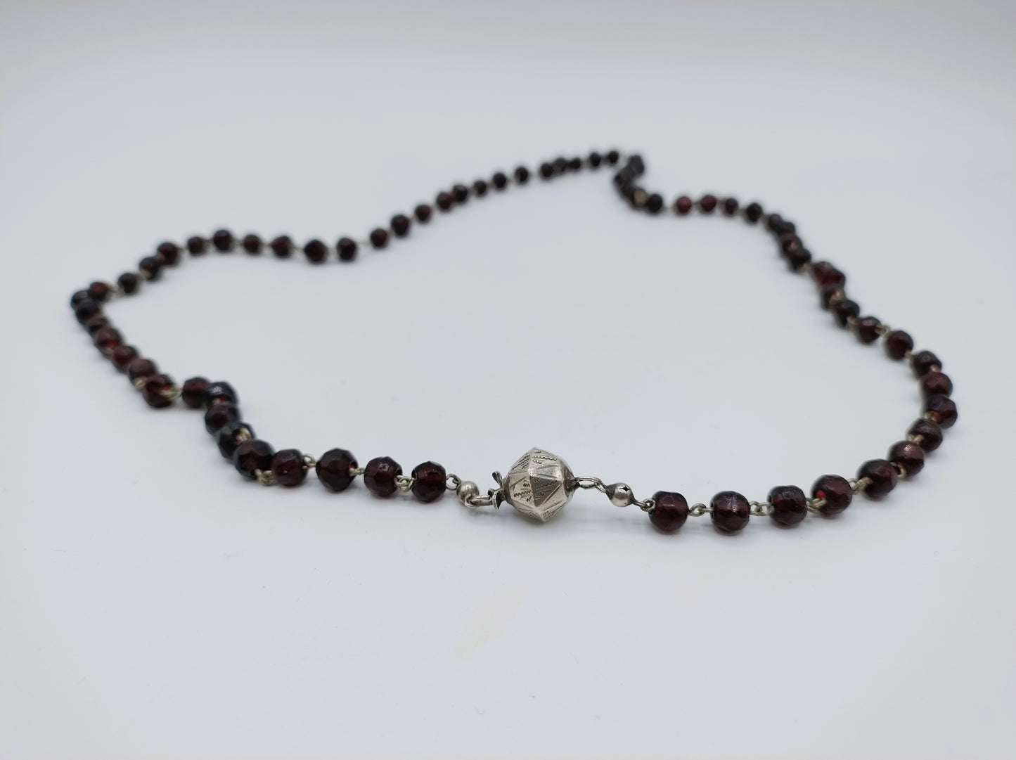 Boerengranaten ketting met een zilveren bolslot, A. de Groot, Schoonhoven, 67 cm