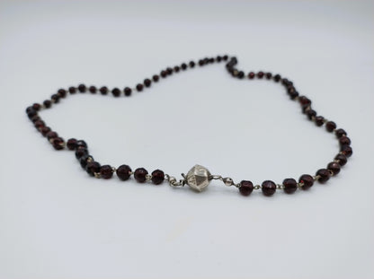 Boerengranaten ketting met een zilveren bolslot, A. de Groot, Schoonhoven, 67 cm