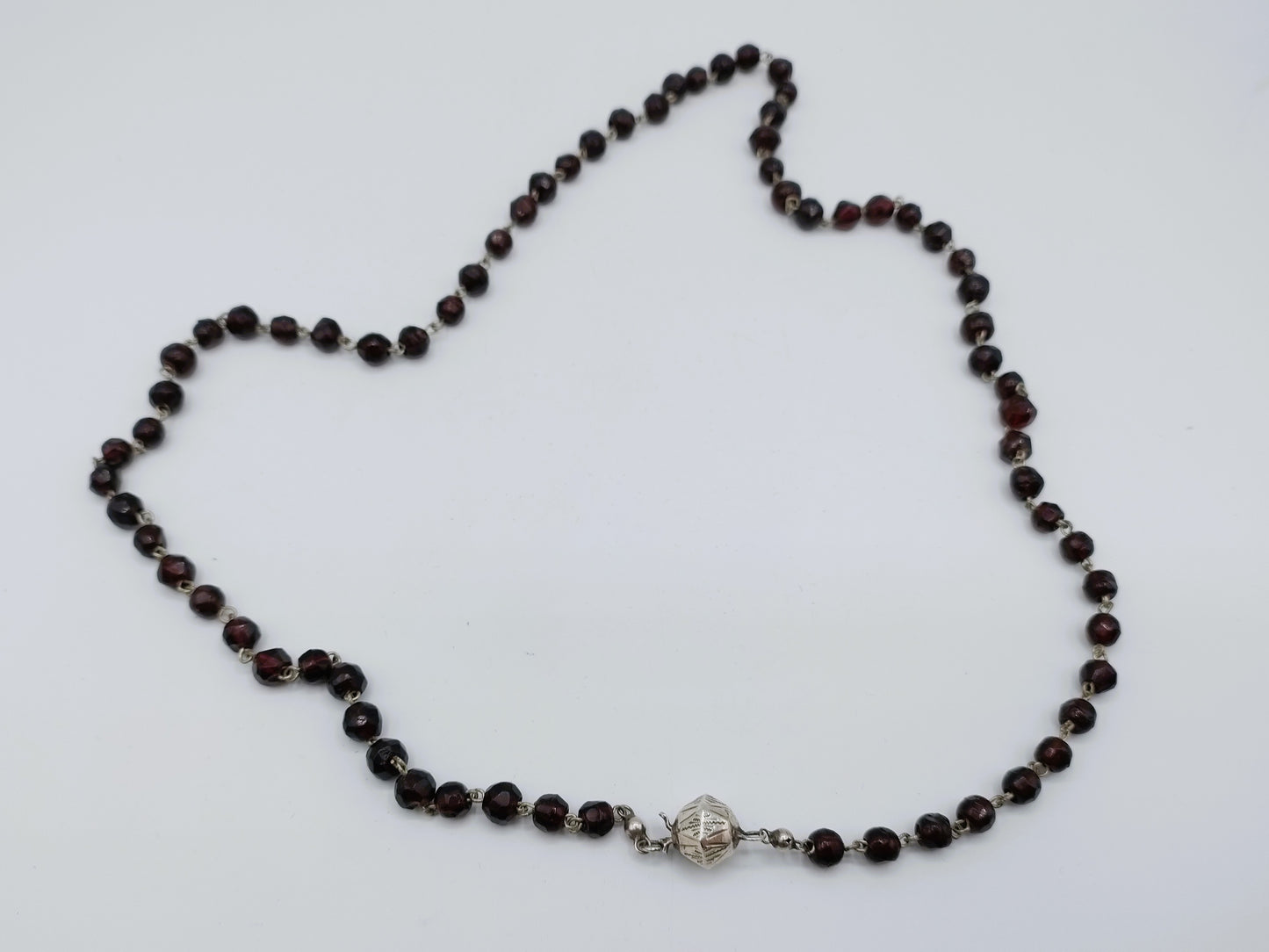 Boerengranaten ketting met een zilveren bolslot, A. de Groot, Schoonhoven, 67 cm