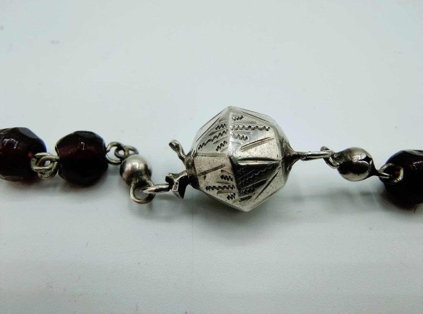 Boerengranaten ketting met een zilveren bolslot, A. de Groot, Schoonhoven, 67 cm