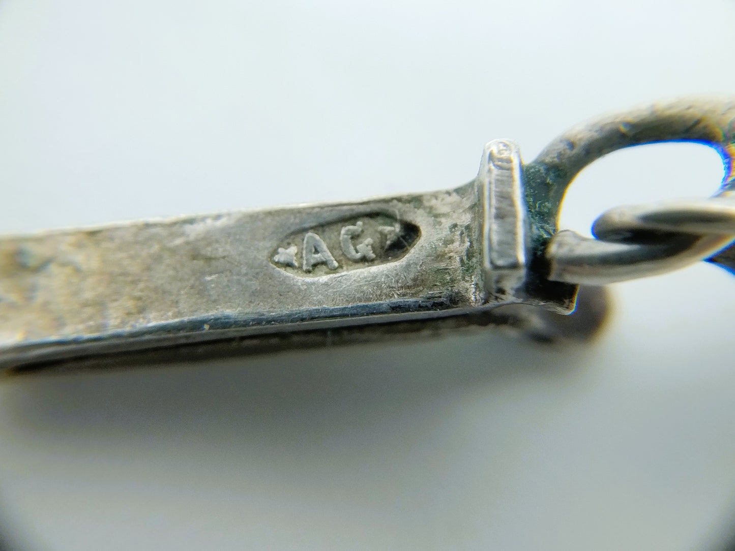 Boerengranaten ketting met een zilveren bolslot, A. de Groot, Schoonhoven, 67 cm