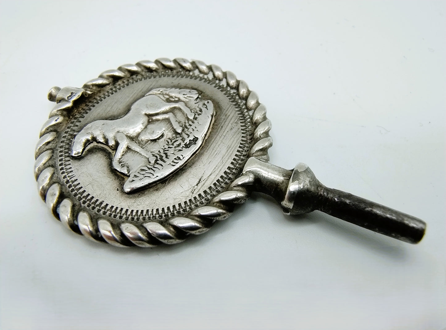 Zilveren horlogesleutel met paard