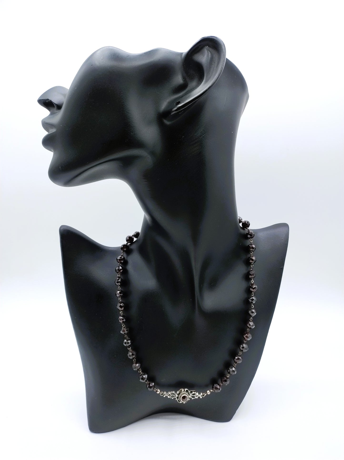 Garnet necklace with a silver clasp, 43 cm