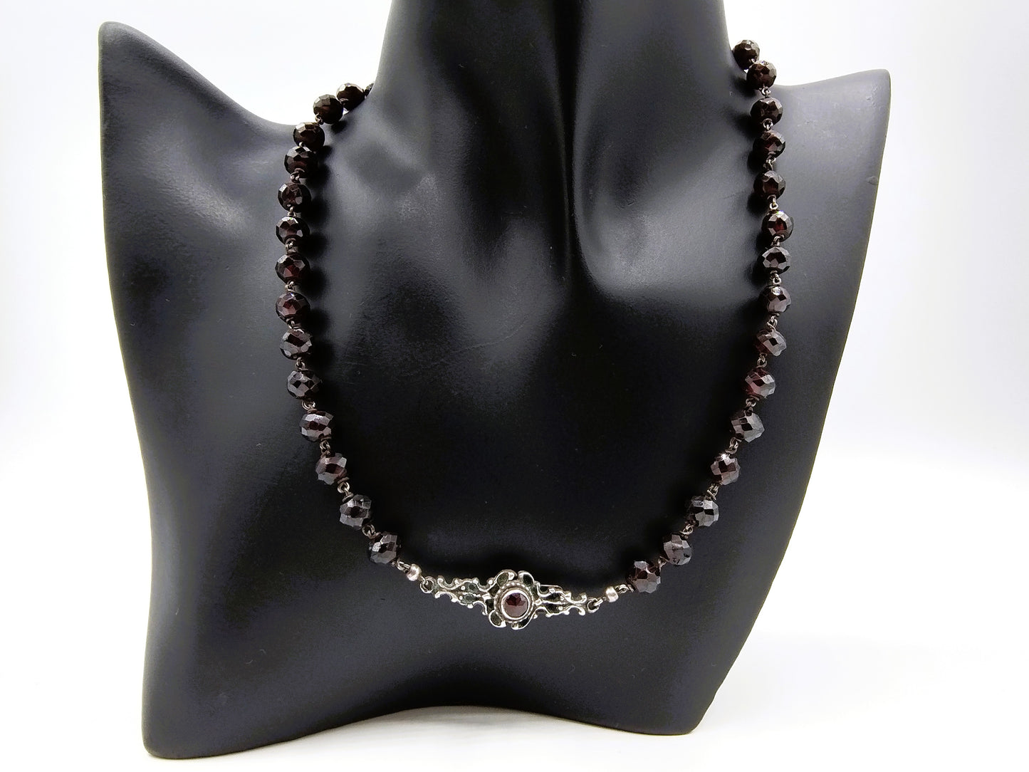 Garnet necklace with a silver clasp, 43 cm