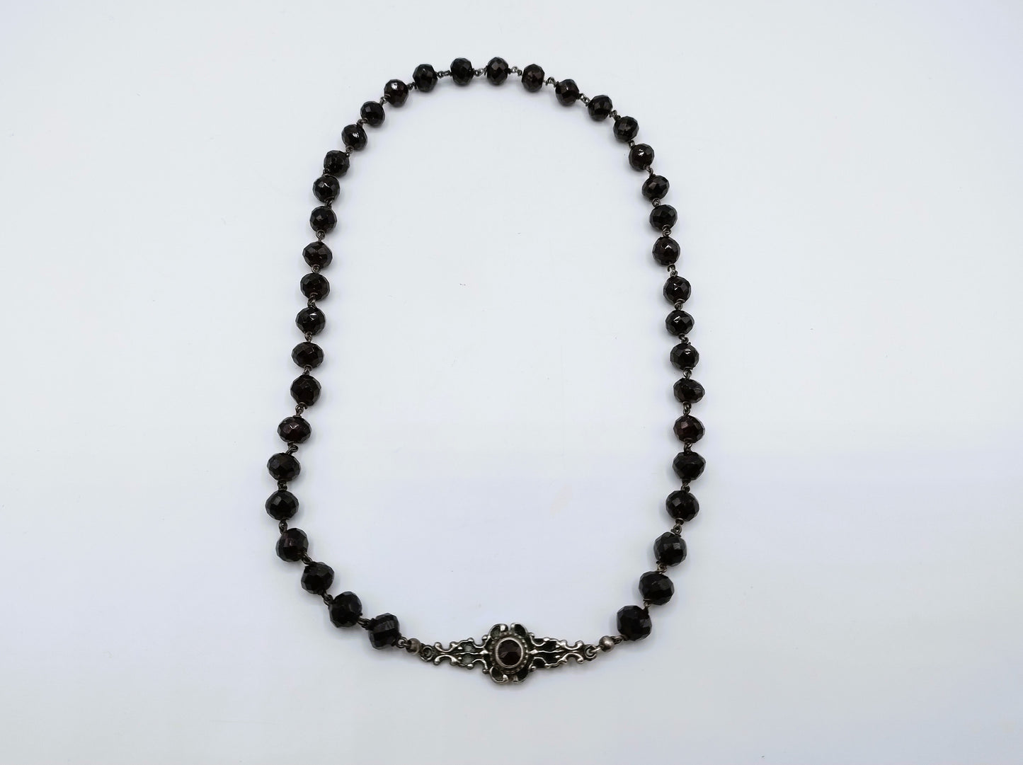 Garnet necklace with a silver clasp, 43 cm