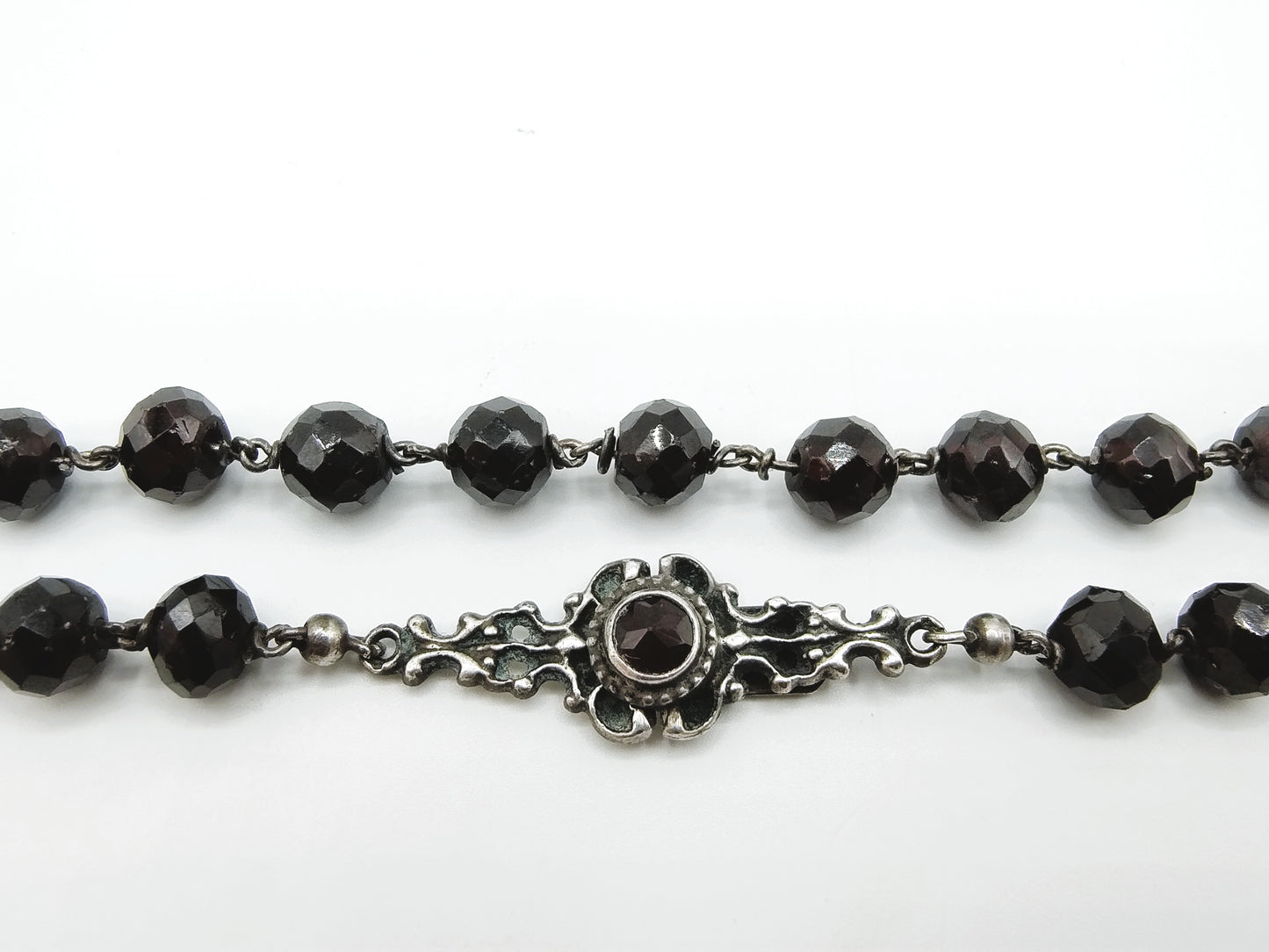 Garnet necklace with a silver clasp, 43 cm