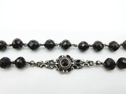 Garnet necklace with a silver clasp, 43 cm
