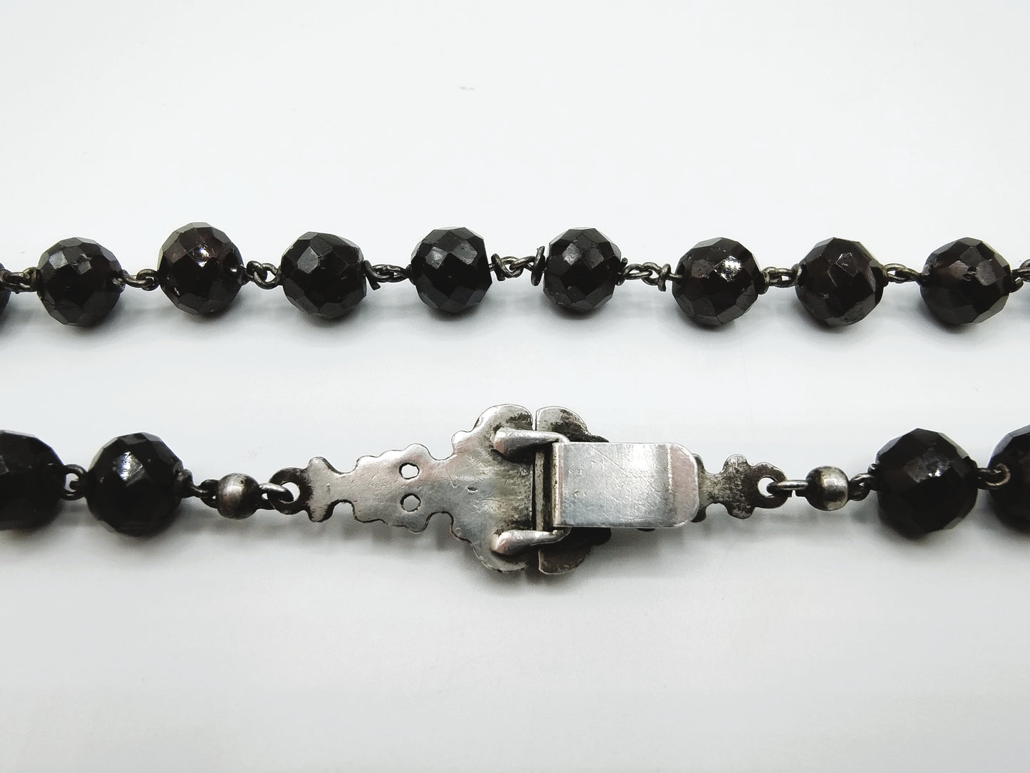 Garnet necklace with a silver clasp, 43 cm