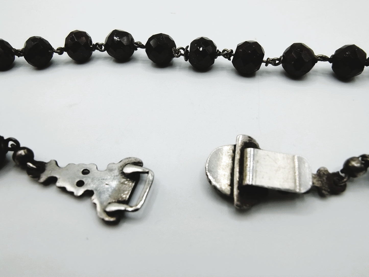 Garnet necklace with a silver clasp, 43 cm