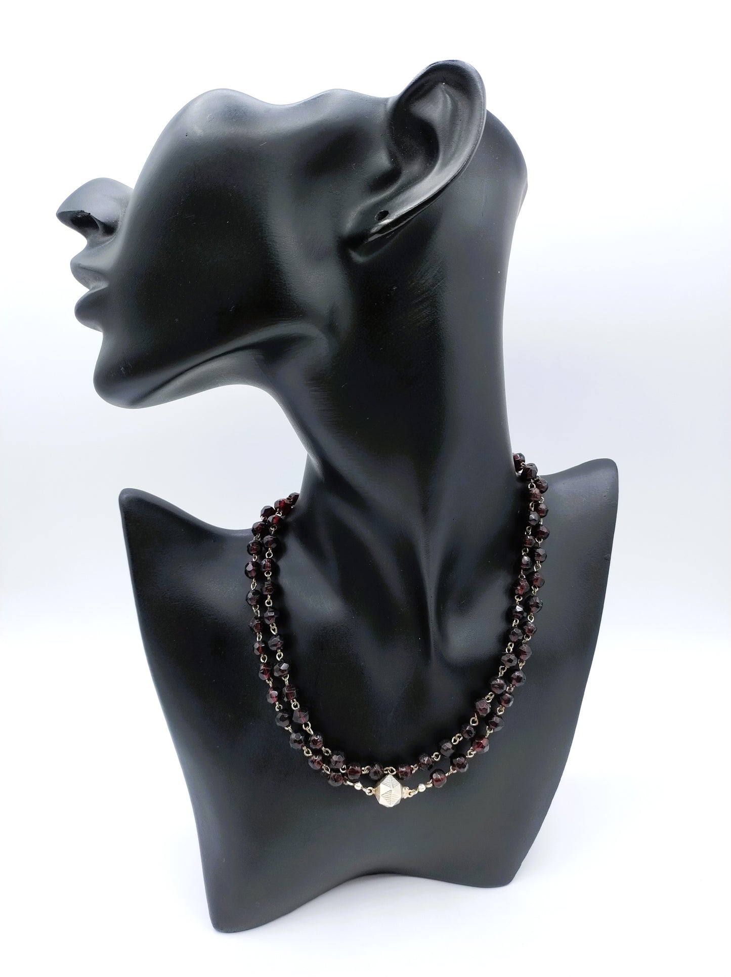 Garnet necklace with a silver clasp, 75 cm