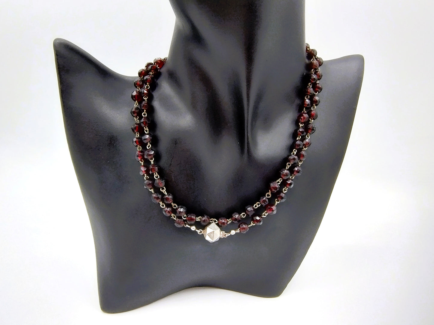 Garnet necklace with a silver clasp, 75 cm