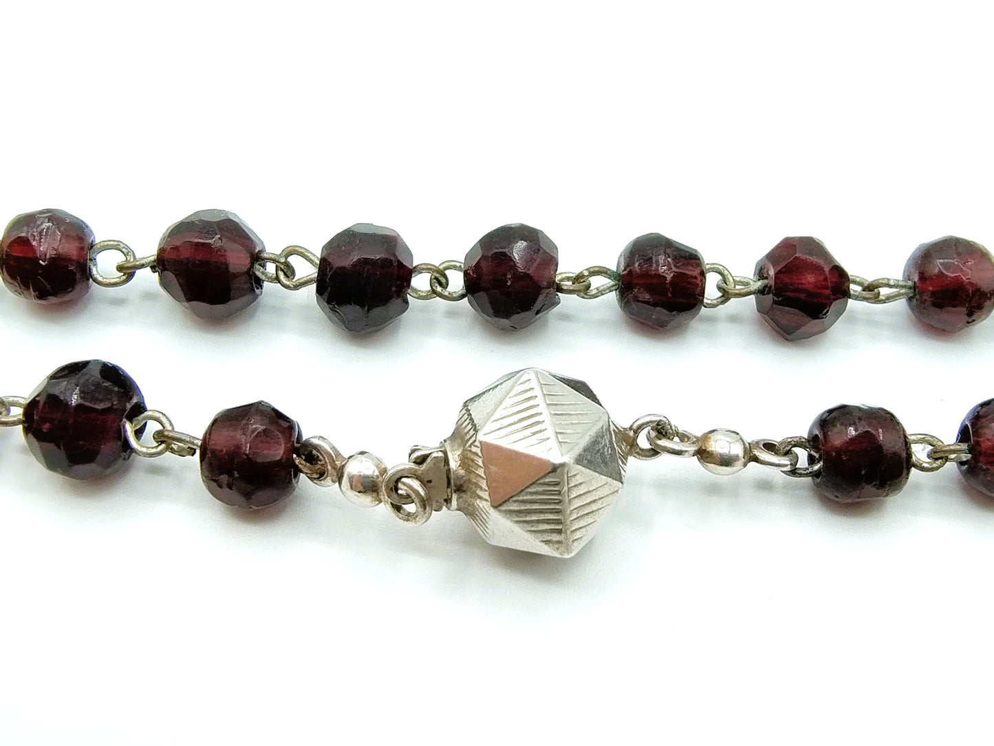 Garnet necklace with a silver clasp, 75 cm