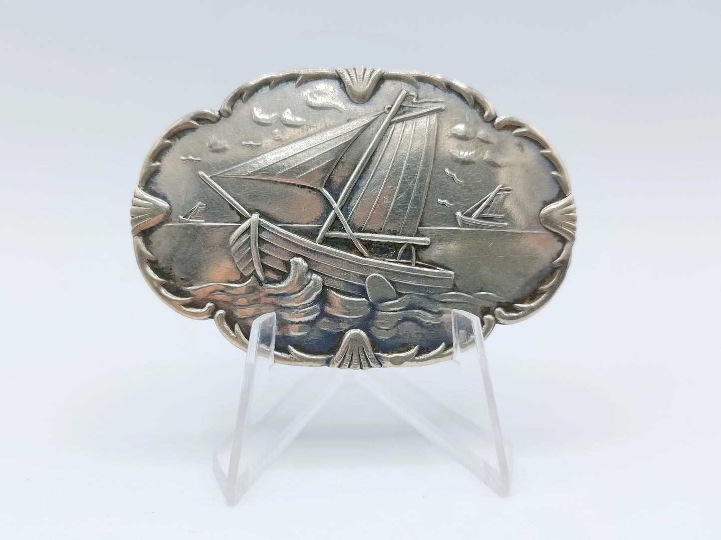 Silver brooch with botters