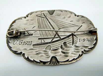 Silver brooch with botters