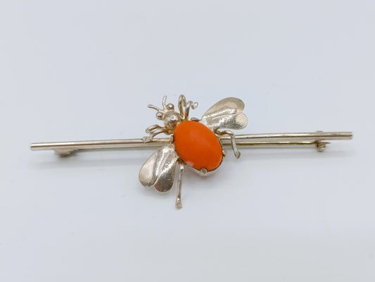 Zilveren broche bezet met een insect met bloedkoraal
