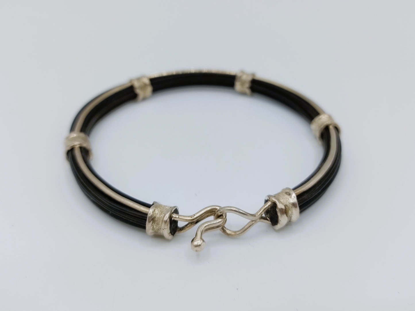Rubberen herenarmband met zilveren beslag en sluiting, 21,5 cm