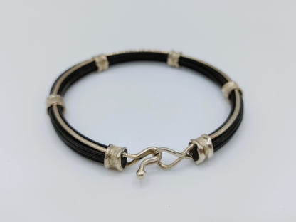 Rubberen herenarmband met zilveren beslag en sluiting, 21,5 cm