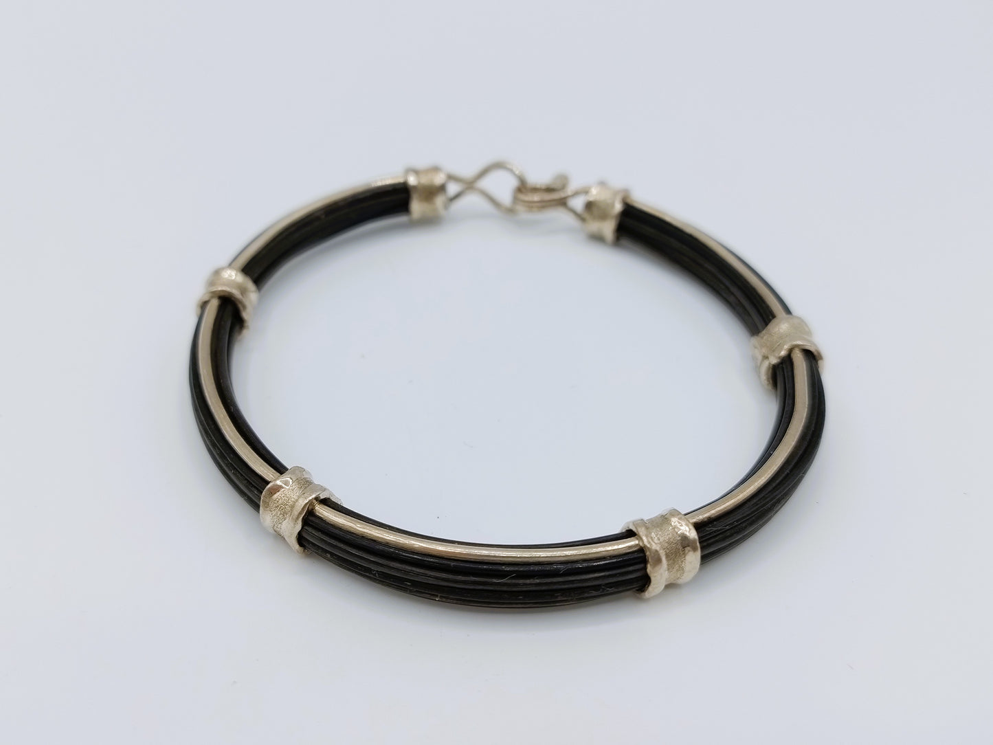 Rubberen herenarmband met zilveren beslag en sluiting, 21,5 cm
