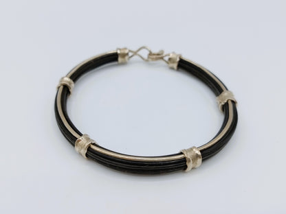 Rubberen herenarmband met zilveren beslag en sluiting, 21,5 cm