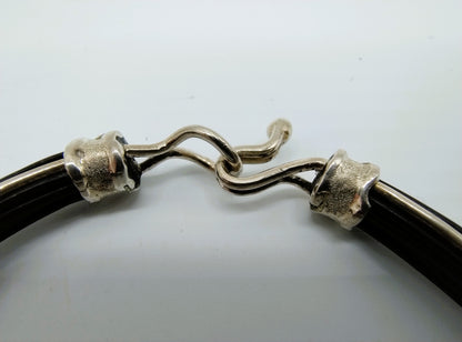 Rubberen herenarmband met zilveren beslag en sluiting, 21,5 cm