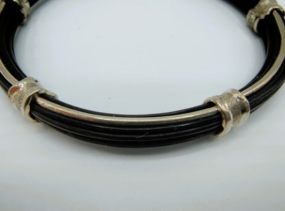 Rubberen herenarmband met zilveren beslag en sluiting, 21,5 cm