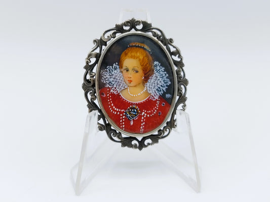 Zilveren broche met een handgeschilderd portret, 800