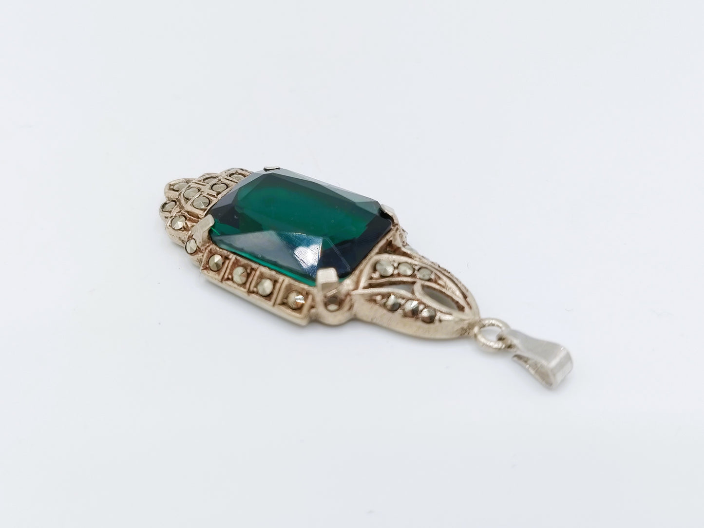 Zilveren art deco hanger bezet met groene steen en markasieten
