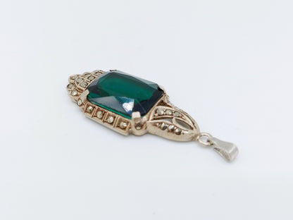 Zilveren art deco hanger bezet met groene steen en markasieten