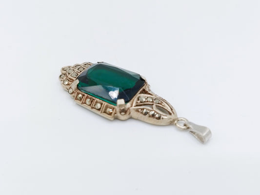 Zilveren art deco hanger bezet met groene steen en markasieten